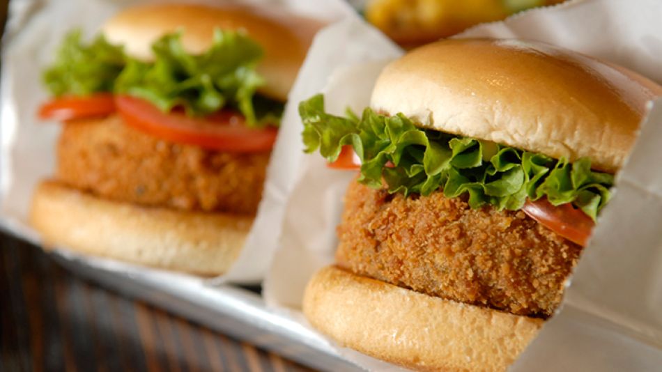 Parecen, pero no son. Hamburguesas de hongos y panchos con un salteado de verduras frescas, las vueltas de tuerca de Dean & Denny’s a la comida rápida clásica.