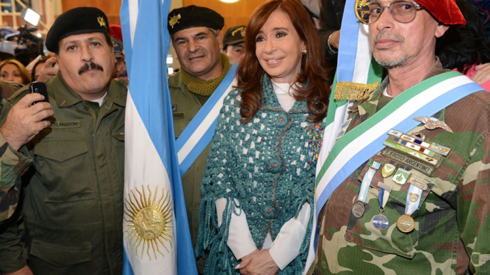 2 de abril. Cristina Kirchner, con veteranos de la guerra.