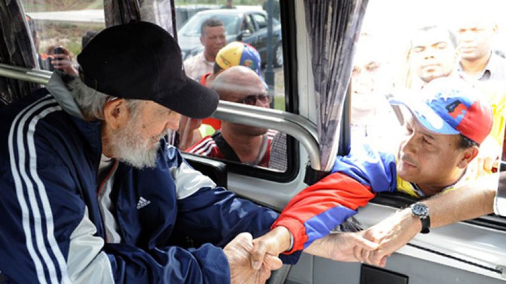 En las fotografías que trascendieron del encuentro se ve al dirigente cubano en la furgoneta en la que se trasladó vestido con un traje azul y blanco y una gorra negra. 