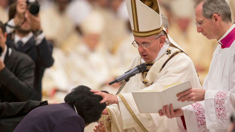 Ceremonia. Una mujer keniata es bautizada por el Pontífice.