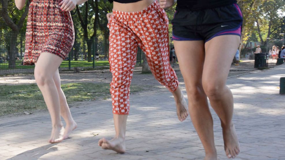 Libres. Un grupo de chicas camina sin calzado por Palermo.