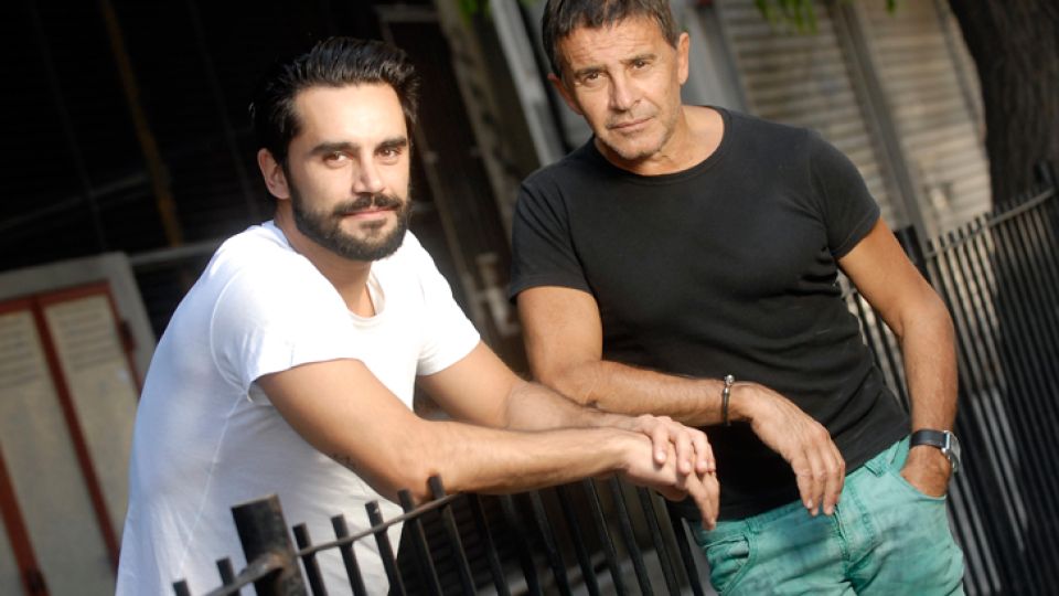 JULIO CESAR Y BRUTO. Laport lucirá una túnica de época, como el emperador romano. Heredia interpretará a Bruto, el hijo adoptivo asesino, vestido con ropa actual.