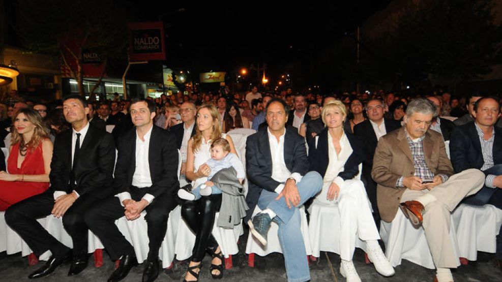 En 2013, Tinelli reabrió un cine en su Bolívar natal acompañado por figuras del oficialismo