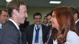 Saludo. El breve encuentro de Zuckerberg y CFK en Panamá.