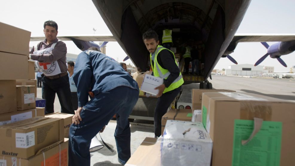 Contraste. Bombardeos sobre Saná, la capital yemení, adonde comenzó a llegar la ayuda médica.