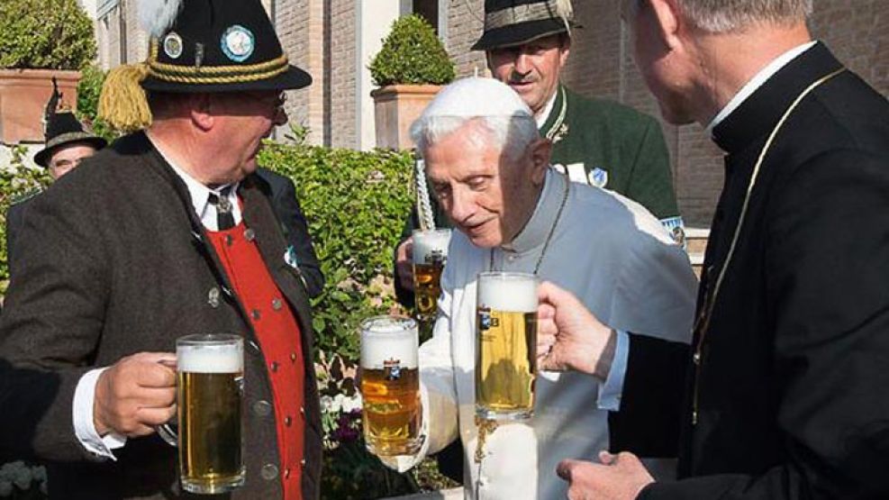 El Papa emérito festejó su cumpleaños al estilo alemán.