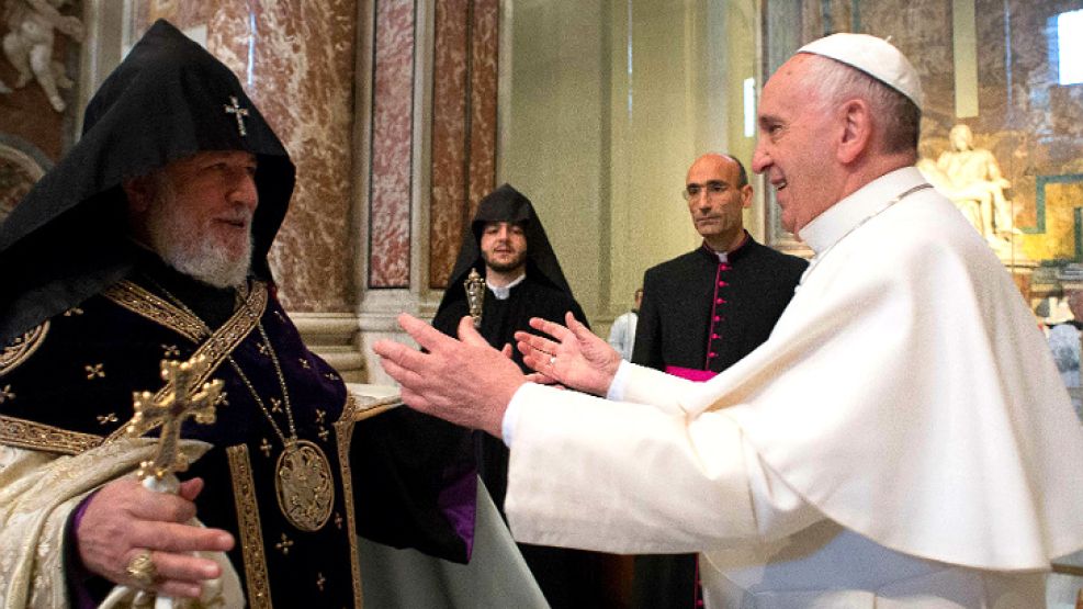 El papa Francisco, a la derecha, saluda al jefe de la Iglesia Ortodoxa Armenia, Karekin II, a la izquierda, durante una misa del rito armenio en la Basílica de San Pedro, en el Vaticano, el domingo 12