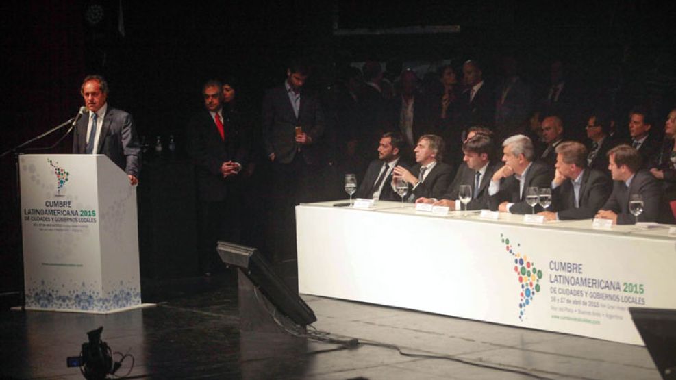 Los candidatos oficialistas participaron de la Cumbre Latinoamericana de Ciudades y Gobiernos Locales organizada por el titular de la Federación Argentina de Municipios (FAM).