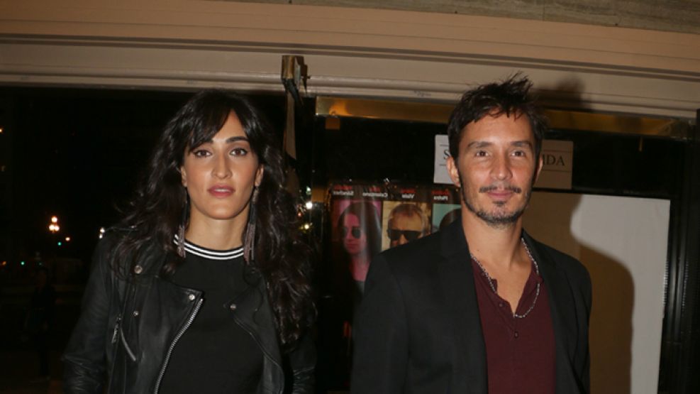 Cine y teatro. El cantante de IKV junto a su novia Evangelina; y Barón con Daniel Osvaldo. 