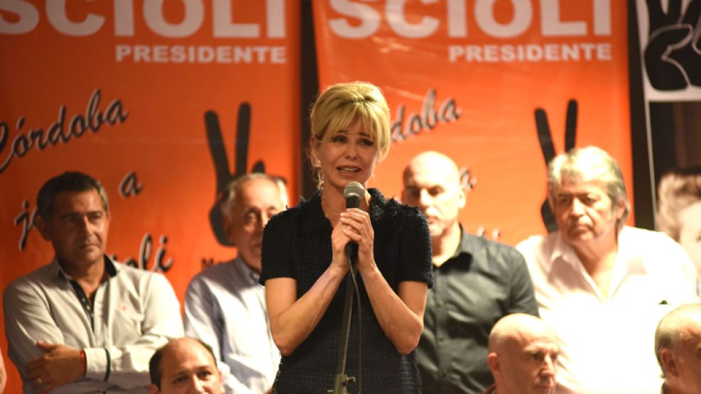 Cordoba. La mujer de Scioli posó con el candidato a gobernador.