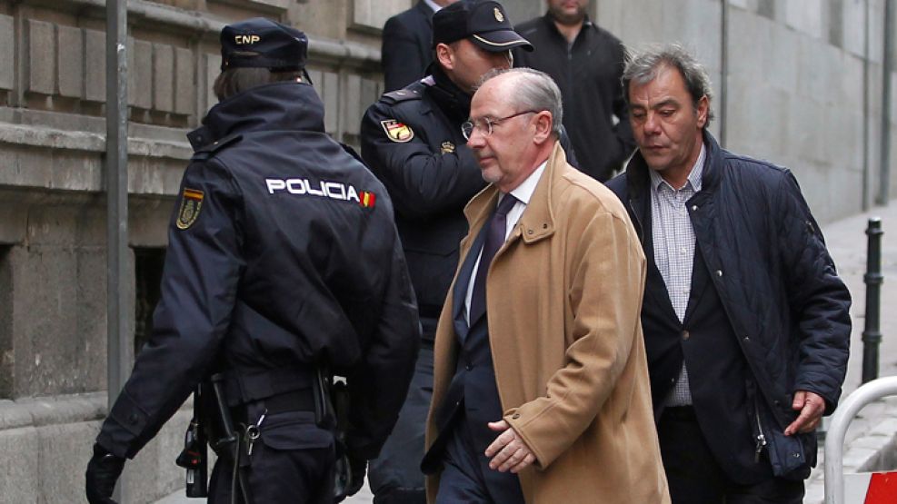 Custodiado. Rato abandona ayer la sede de los tribunales madrileños donde declaró, ya en libertad. 