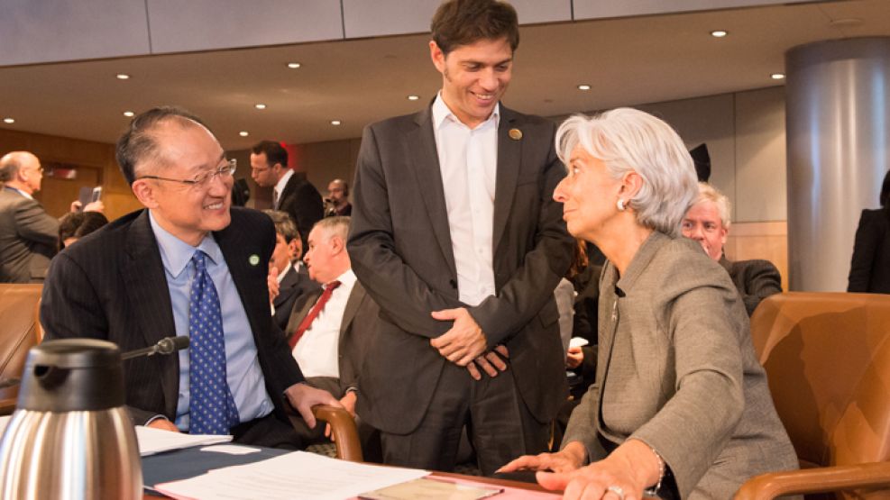 SALUDO. El ministro de Economía sonríe al dialogar con la jefa del Fondo, Christine Lagarde.