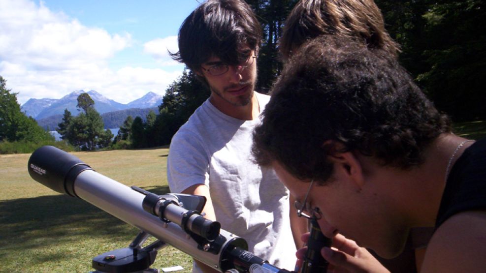 Ciencias exactas. Entre lagos y montañas los chicos hacen experimentos y juegos recreativos.