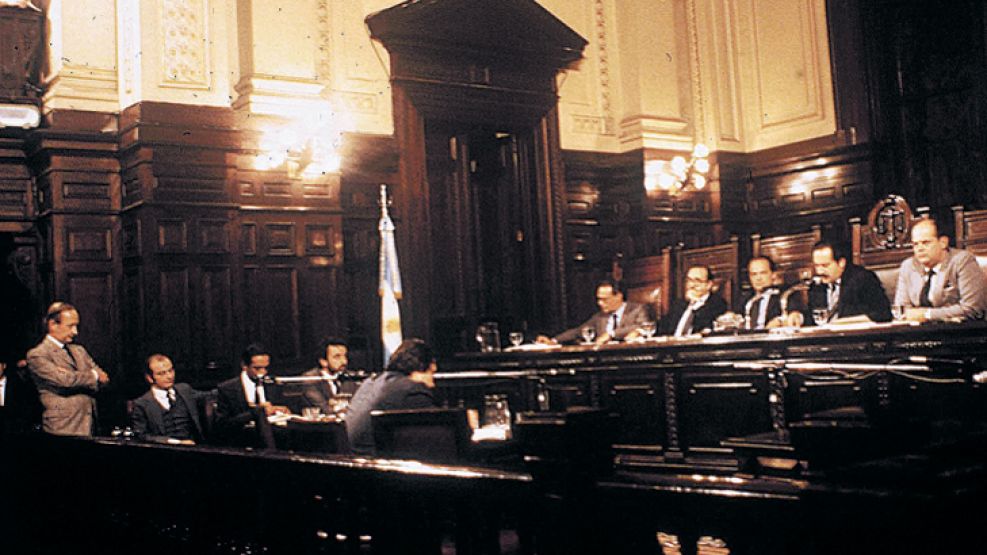 Ellos. Entre abril y diciembre de 1985 se llevaron a cabo las audiencias del juicio a los miembros de las juntas.s