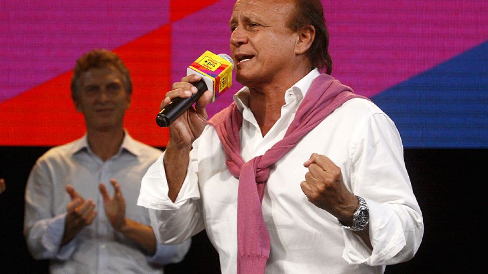 euforia-miguel-del-sel-protagonizo-los-festejos-macri-por-detras-solo-aplaudia-0420-g1