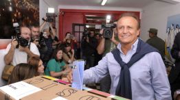 Miguel Del Sel festejó la victoria por seis mil votos, pero aún restan contabilizar 200 mil.