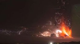 "Se ha detectado un segundo evento eruptivo del volcán Calbuco. Se mantiene alerta roja", señaló el Sernageomín.