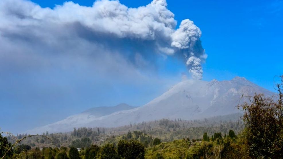 El volcán causa estragos en las poblaciones cercanas.
