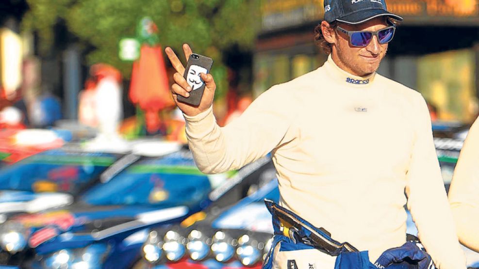 Con un fierro. Las raquetas ya son historia. Nalbandian, un enamorado de los autos, hace dos años que compite en el Rally Argentino. Dice que lo toma como un hobby, que lo hace para divertirse.