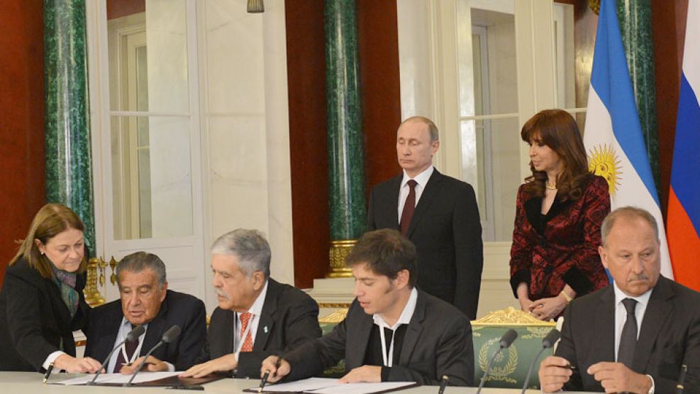 El gancho. Eurnekian, De Vido y Kicillof firman con funcionarios rusos los convenios para la represa Chihuido I, acordada antes del viaje.