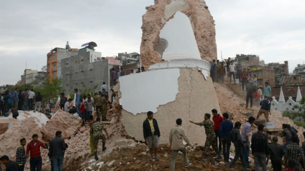 La emblemática torre Dharara, construida en el siglo XIX, se desplomó y atrapó a 45 personas bajo los escombros. 