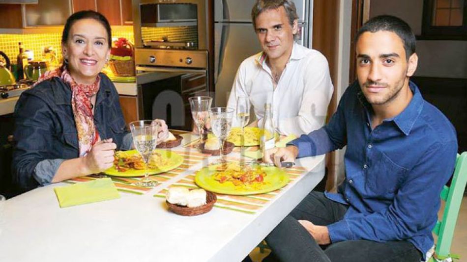 Cena familiar. Michetti en su casa de Balvanera con Juan, su novio, y Lautaro, su hijo de 23.