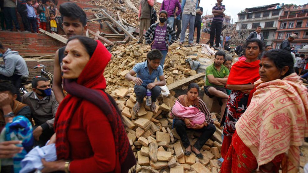 Caos. Escenas de Katmandú, poco después del sismo. “No estaban preparados para esto”, dijo uno de los argentinos que viven ahí. Comenzó a llegar ayuda internacional.