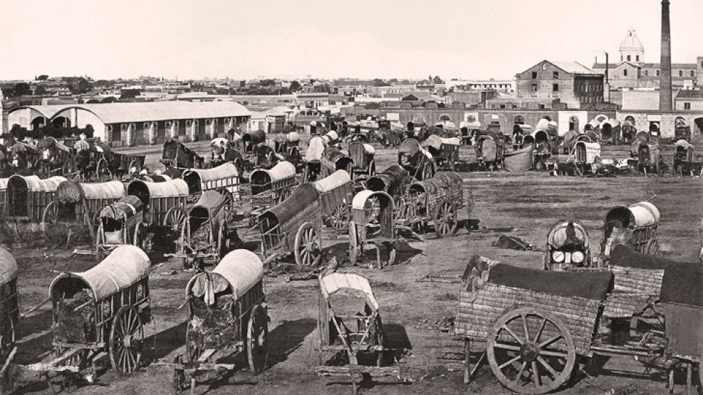 Comercio. El Mercado de Frutos en la plaza 11 de Septiembre (ca. 1867), actual Miserere, uno de los dos lugares de concentración de carretas –el otro estaba en la actual Plaza Constitución–. Al fondo,