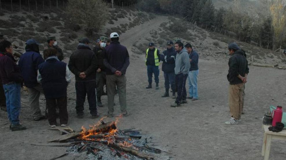 Miembros de la comunidad mapuche realizaron un piquete en reclamo de ayuda por parte del gobierno.