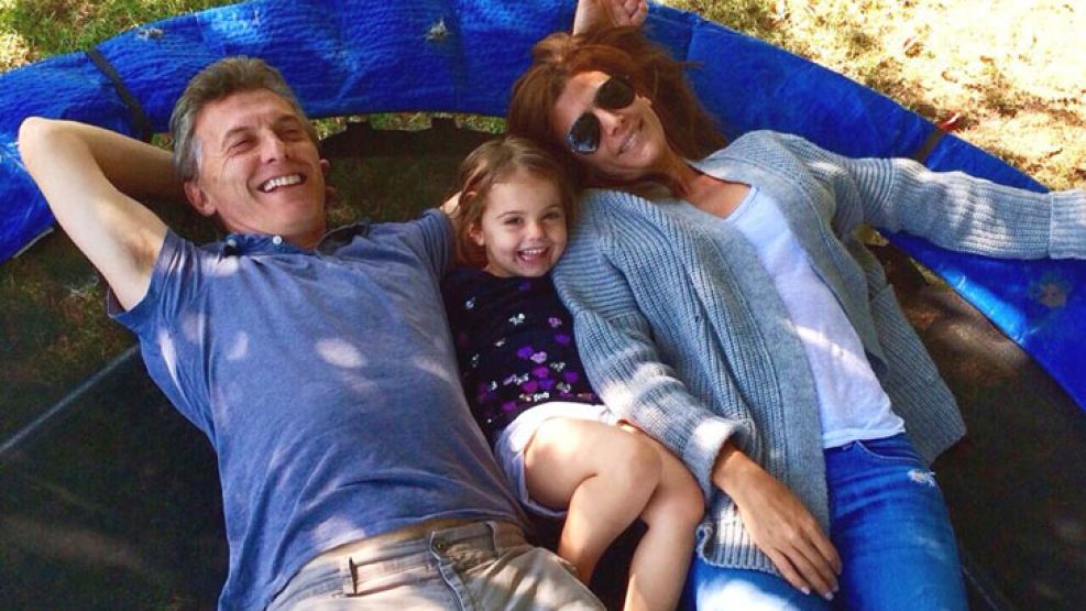 Relax pre - electoral. Macri disfrutó ayer al aire libre junto a su mujer, Juliana Awada, y su hija, Antonia, en San Miguel.