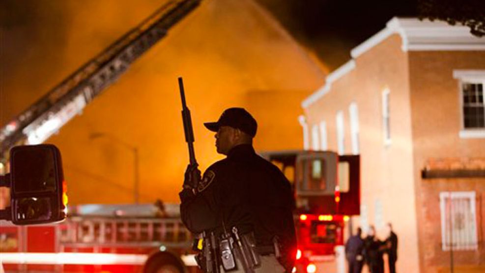  La Guardia Nacional tuvo que desplegarse por las calles de Baltimore con escudos y bloquear las calles, mientras los bomberos apagaron incendios.