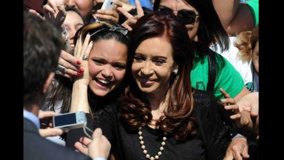 CFK y la moda de sacarse "selfies".