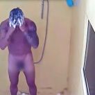 Nicolas Conte desnudo en la ducha (5)