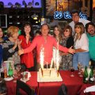 El productor teatral Aldo Funes festejó su cumpleaños con amigos en el restaurante El Corralón días antes del reestreno en Buenos Aires de "Mujeres de Ceniza".