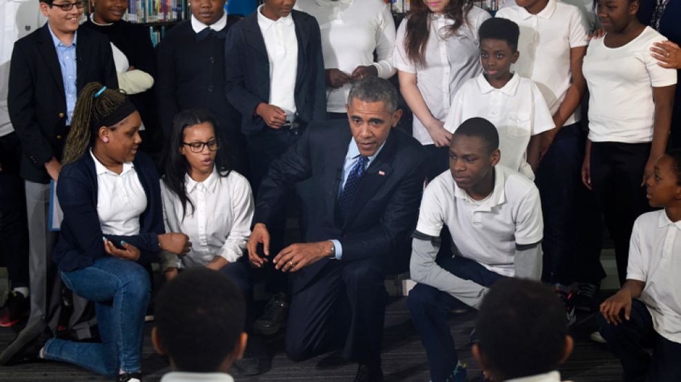 Capitan. El presidente fue a un colegio y habló con los alumnos. Antes, cuestionó los saqueos.