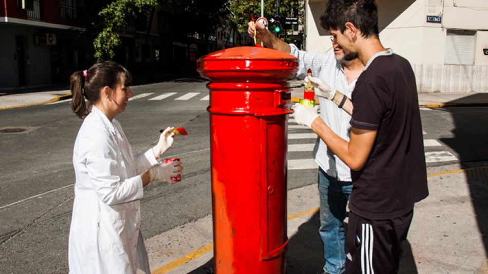 En accion. Jóvenes los pintan de rojo, con la base negra.