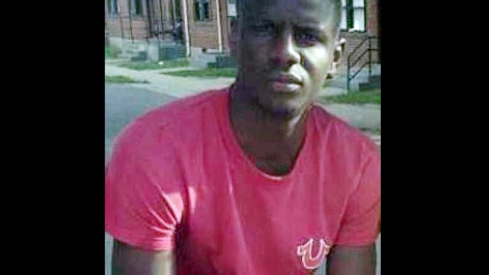 La fiscalía acusó por homicidio, asalto e incumplimiento del deber a seis uniformados involucrados en la muerte del joven negro Gray.