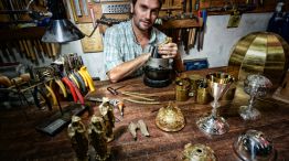 Accion. Adrián trabaja en su taller cerca de la plaza San Martín mientras espera que se recolecte el metal para el cáliz papal.
