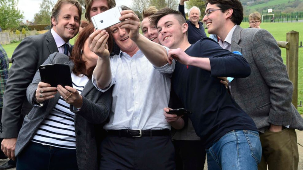 Selfie. David Cameron se toma una foto con militantes del Partido Conservador. Buscará retener el poder.