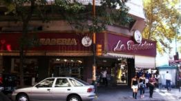 “La Burdalesa", está ubicada en Fray Justo Santamaría de Oro y Santa Fe, en el barrio de Palermo.