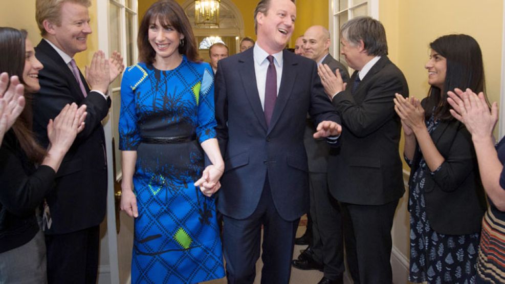 Exultante. El premier y su esposa, Samantha, ingresaron ayer al 10 de Downing Street y fue aplaudiod por los empleados de la Casa de Gobierno.