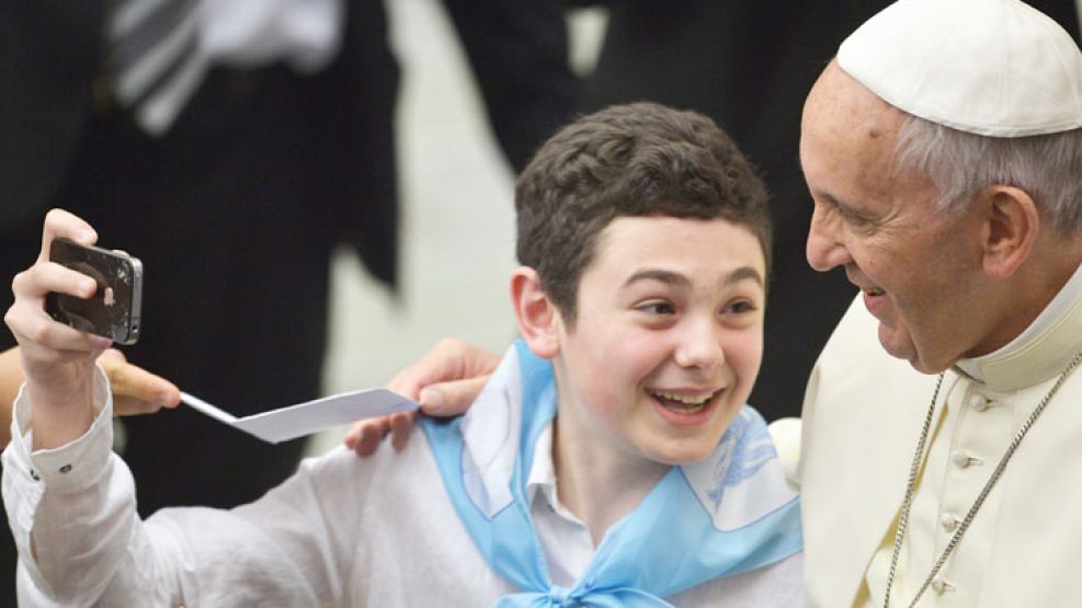 Los únicos privilegiados. El Papa se toma una “selfie” con un niño que participó ayer de una audiencia en el Vaticano.