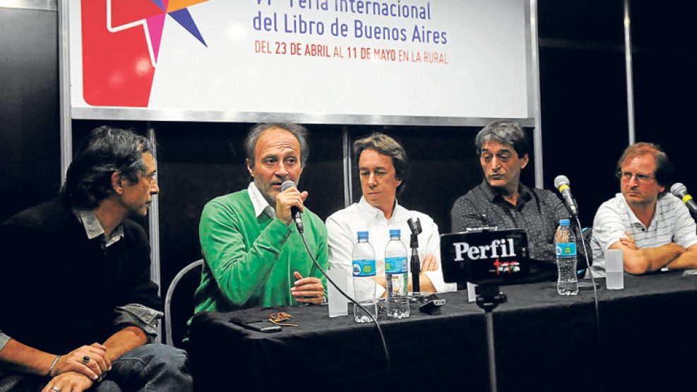 Mesa. De izquierda a derecha: Guillermo Piro, Juan José Becerra, Pedro Mairal, Daniel Link y Martín Kohan. El tema que prevaleció fue por qué la experiencia de una doble página hecha por escritores no