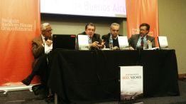Presentación de "Doce noches" en la Feria. De izq. a der.: Rosendo Fraga, Ramón Puerta, Rafael Pascual, y el autor Ceferino Reato.