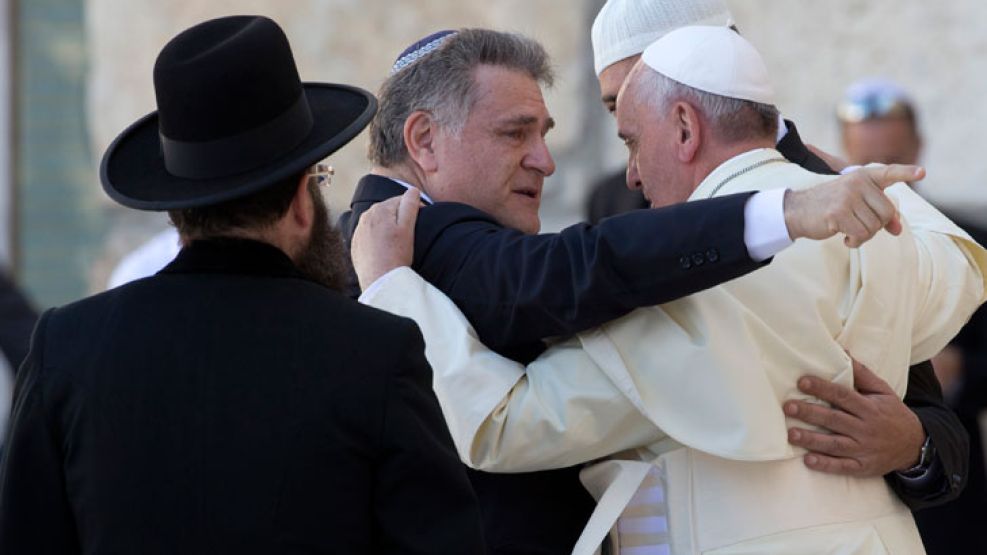 El abrazo entre el Papa Francisco, el rabino Abraham Skorka y el musulmán Omar Abboud el 26 de mayo de 2014 frente al Muro de los Lamentos.