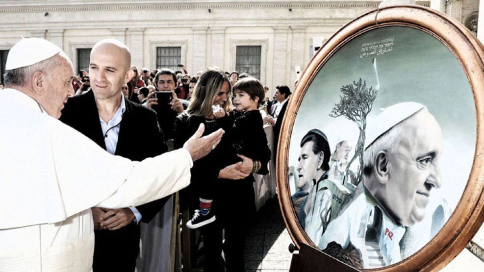 El Papa Francisco junto a Gustavo Masó en la presentación de la obra en la Piazza San Pietro en el Vaticano.