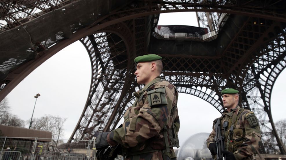 Paris. Soldados protegen la Torre Eiffell de posibles atentados.