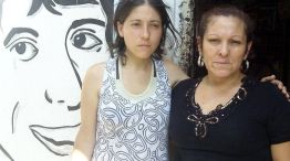 Vanesa Orieta Arruga, la hermana de Luciano, y su madre, Mónica Alegre, en la puerta de la casa donde vivía el joven desaparecido, en la esquina de Perú y Bolívar, en el barrio 12 de octubre, Lomas de