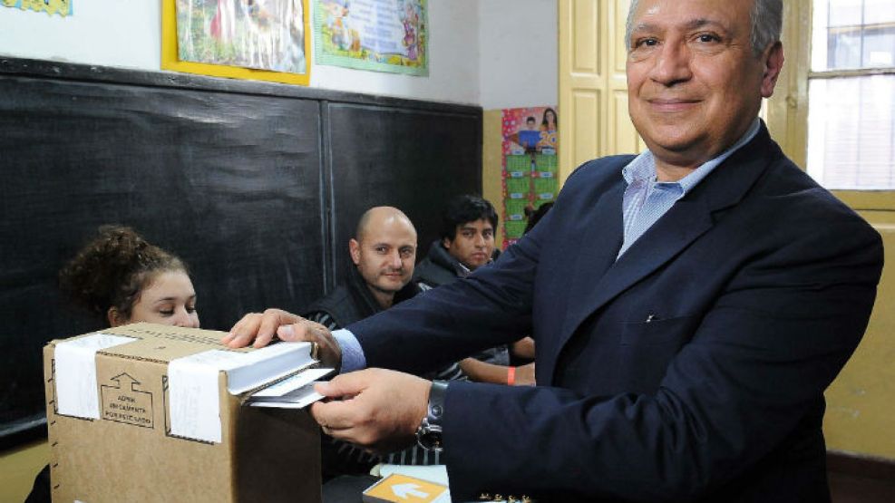 El candidato a gobernador, Juan Carlos Romero emitió su voto.