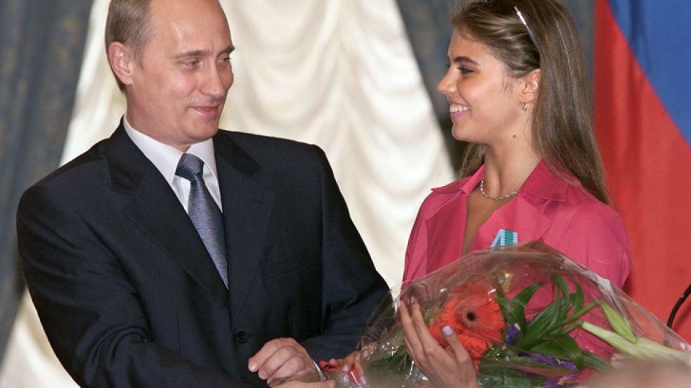 El presidente ruso Vladimir Putin, junto con la exgimnasta Alina Kabayeva.